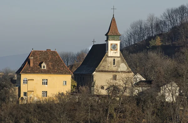 Středověký kostel a dům v Brasov — Stock fotografie