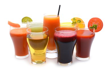 Taze meyve ve sebze suları beyaz arka plan üzerinde