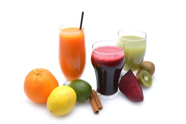 Taze meyve ve sebze suları beyaz arka plan üzerinde