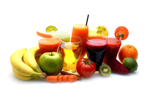 Succhi di frutta e verdura fresca su fondo bianco — Foto Stock