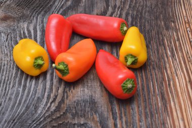 ahşap arka plan üzerinde renkli biber