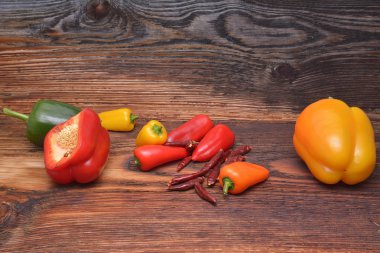 ahşap arka plan üzerinde renkli biber