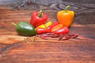 ahşap arka plan üzerinde renkli biber