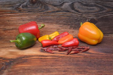 ahşap arka plan üzerinde renkli biber