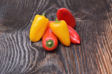 ahşap arka plan üzerinde renkli biber