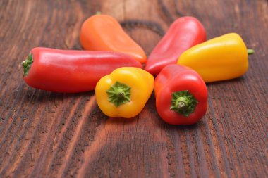 ahşap arka plan üzerinde renkli biber