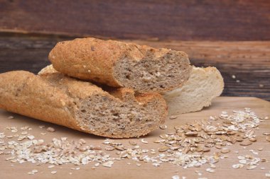 Ekmek ve tahıl ahşap arka plan üzerinde