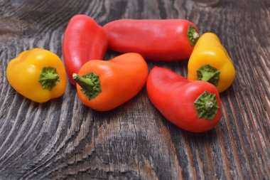 ahşap arka plan üzerinde renkli biber