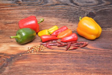 ahşap arka plan üzerinde renkli biber