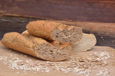 Ekmek ve tahıl ahşap arka plan üzerinde