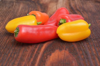 ahşap arka plan üzerinde renkli biber