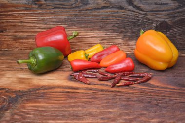 ahşap arka plan üzerinde renkli biber