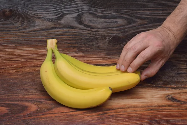 Бананы на деревянном фоне — стоковое фото