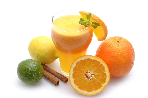 감귤 류의 주스와 과일 흰색 배경 — 스톡 사진