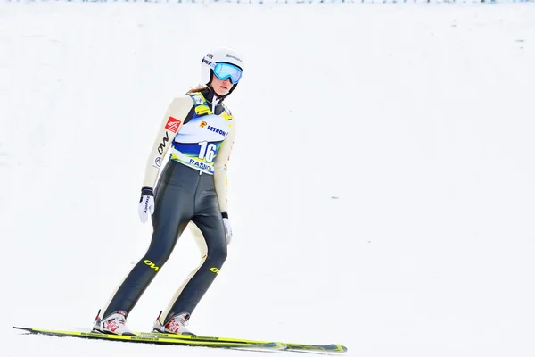 Onbekende schansspringer concurreert in de Fis Ski Jumping World Cup dames op Rasnov, 7 februari 2015 — Stockfoto