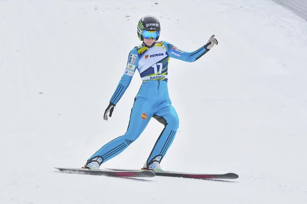 Unbekannter Skispringer tritt beim Skisprung-Weltcup der Damen am 7. Februar 2015 in Rasnov an — Stockfoto