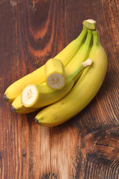 Banane su sfondo di legno — Foto Stock