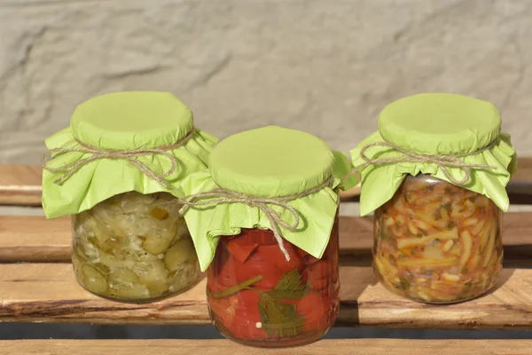 Composition avec des pots de légumes marinés. Aliments marinés — Photo