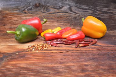 ahşap arka plan üzerinde renkli biber