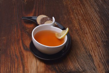 Fincan çay ve kraker ahşap üzerine