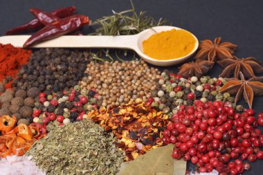 farklı baharat ve bitkilerle kompozisyon