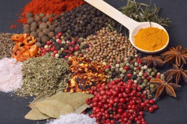 farklı baharat ve bitkilerle kompozisyon