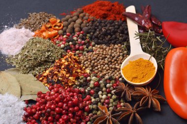 farklı baharat ve bitkilerle kompozisyon