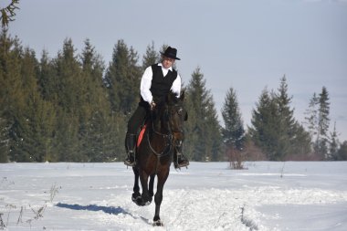 겨울에 야외 승마 젊은 남자