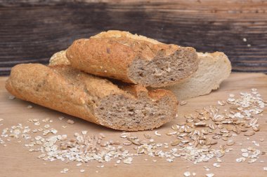 Ekmek ve tahıl ahşap arka plan üzerinde