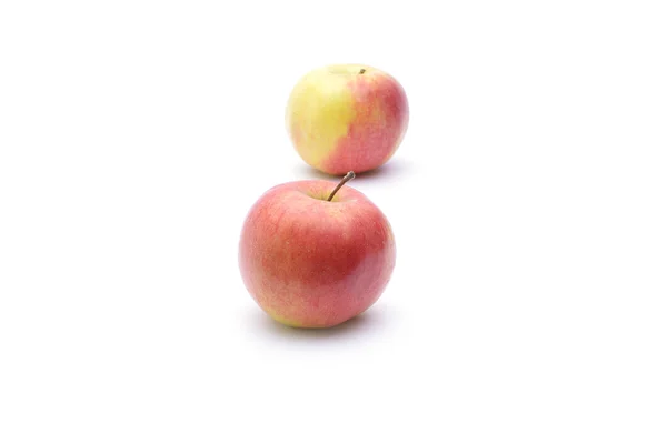 Äpplen på vit bakgrund — Stockfoto