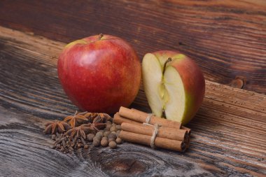 Apple ile ahşap üzerine tarçın