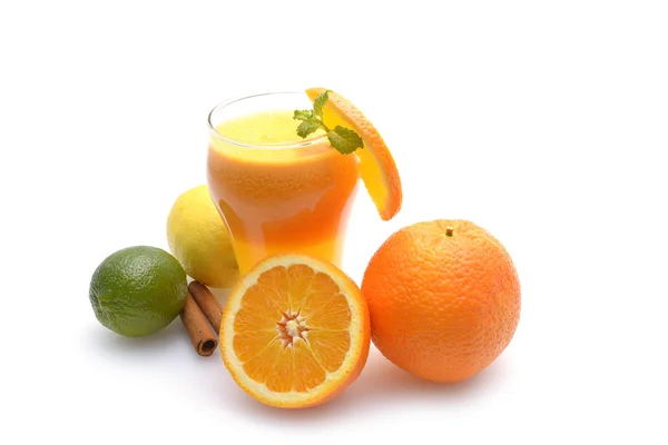 SAP van citrusvruchten en vruchten op witte achtergrond — Stockfoto