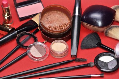 Küme açık renkli arka plan üzerinde Dekoratif kozmetik