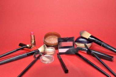 Küme açık renkli arka plan üzerinde Dekoratif kozmetik