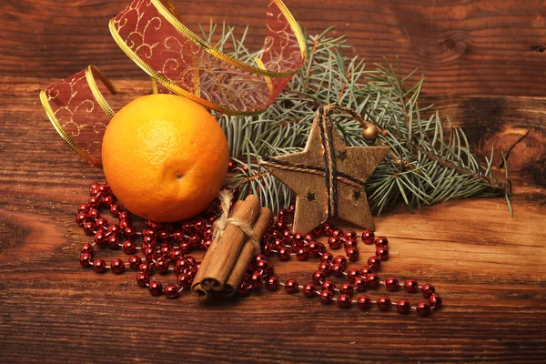 Kerstversiering en sieraad op houten achtergrond — Stockfoto