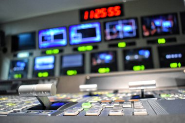 Televizyon üretimi için kontrol odasında ekipman.