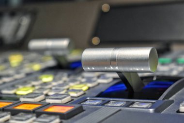 Televizyon üretimi için kontrol odasında ekipman.