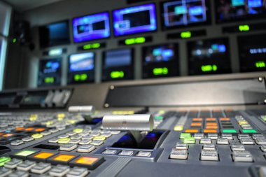 Televizyon üretimi için kontrol odasında ekipman.