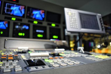 Televizyon üretimi için kontrol odasında ekipman.