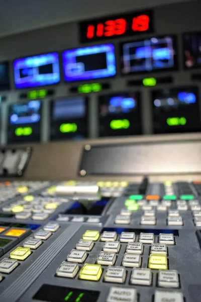 テレビ生産のための制御室の機器 — ストック写真