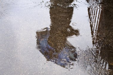 Su birikintisindeki yansıma