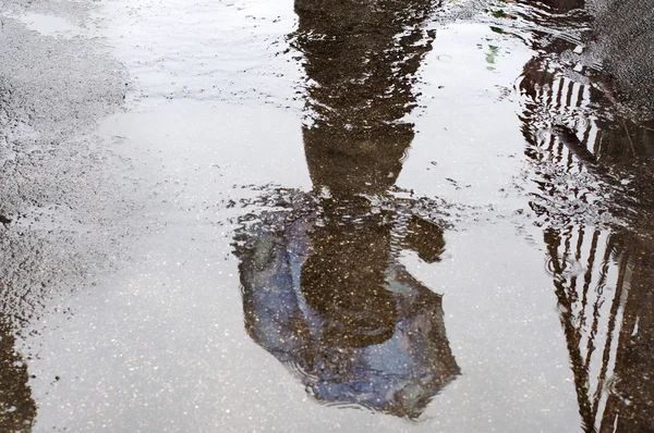 Su birikintisindeki yansıma