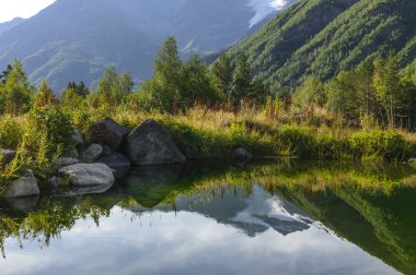 Dağ gölünde yansıma .