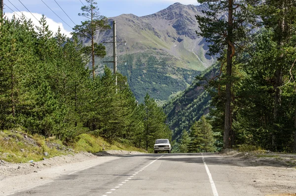 Elbruz Dağı yol. — Stok fotoğraf