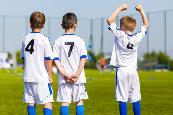 Youth sport team players support teammates on the sports competi — Stock Photo, Image