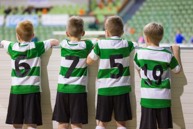 Çocuklar için futbol futbol maçı. Çocuklar bekliyor ve bunu izlerken