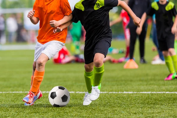 Mecz piłki nożnej chłopców gry piłka nożna — Zdjęcie stockowe