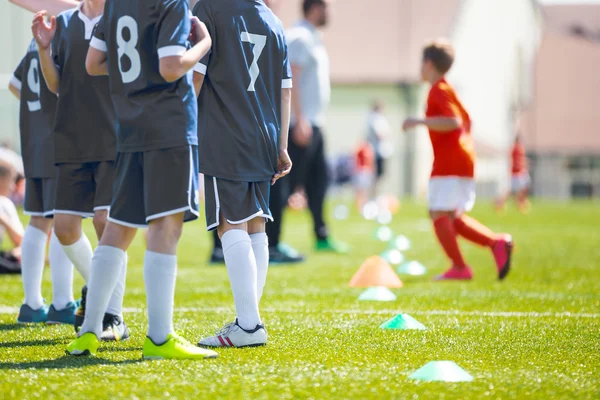 Futbol Takımı; Yedek oyuncular bir bankta; Çocuklar ile teknik direktör. — Stok fotoğraf