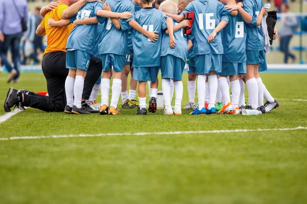 Unga pojkar i fotboll fotboll med Coach. Motivation Talk innan fotbollsmatch. Little League Soccer Boys Team. — Stockfoto