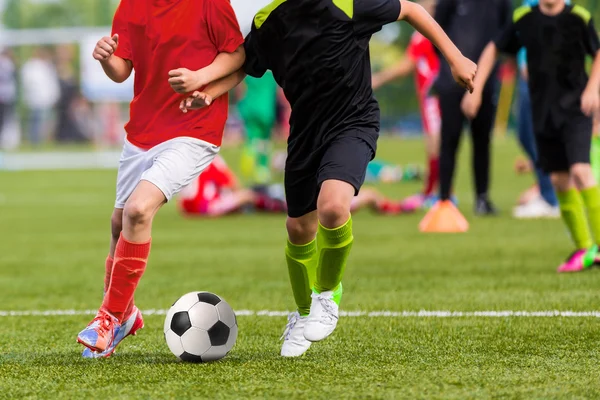 Unga pojkar spelar fotboll fotbollsmatch. — Stockfoto